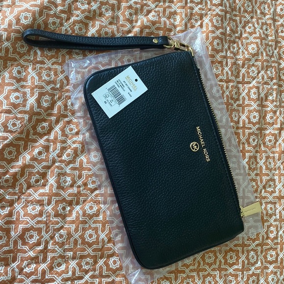 Michael Kors Black Wristlet NWT 💕 - Picture 1 of 3